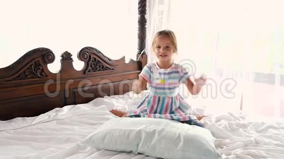 在家的床上蹦蹦跳跳的小女孩视频的预览图