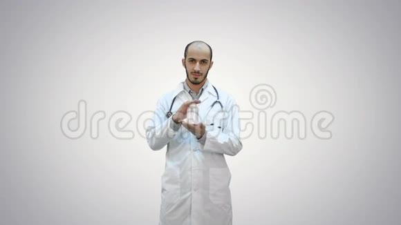 微笑的医生推荐药丸并显示拇指向上的白色背景视频的预览图