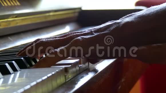 钢琴手特写女音乐家弹钢琴加拿大温哥华2017年8月视频的预览图