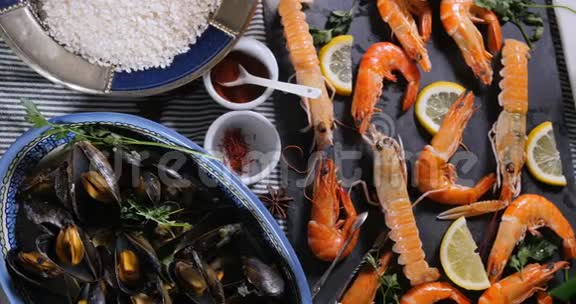 西班牙海鲜海鲜饭的多利自顶俯视图贻贝特大虾朗古斯汀视频的预览图