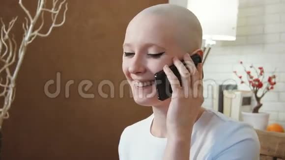 癌症幸存者快乐女士在电话里视频的预览图