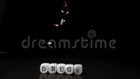 在掷骰子拼写药物上掉落的药片视频的预览图