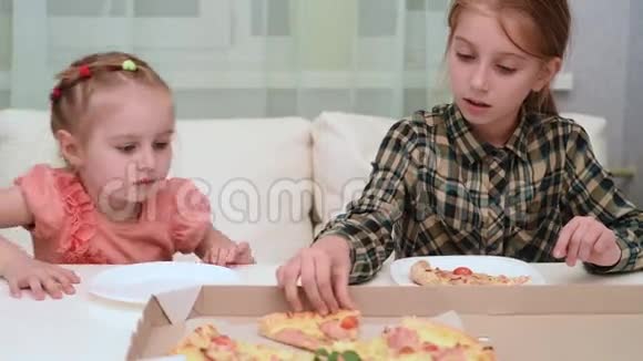 小女孩给妹妹一块披萨视频视频的预览图
