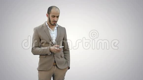 阿拉伯商人在白色背景的手机上交谈视频的预览图