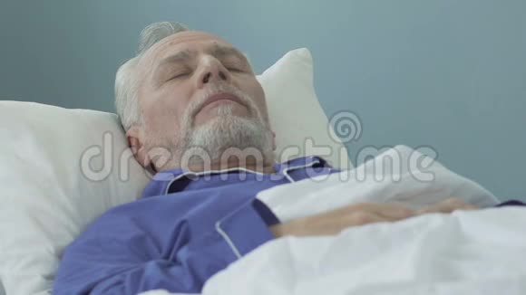 老人躺在床上睡觉健康的睡眠退休时间视频的预览图