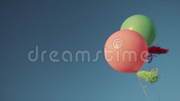 天空中的彩色氦气球视频的预览图