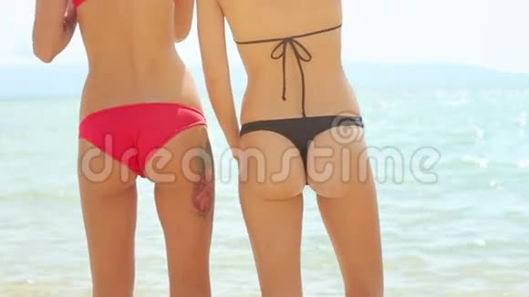 热带海滩上的沙质女性臀部视频的预览图
