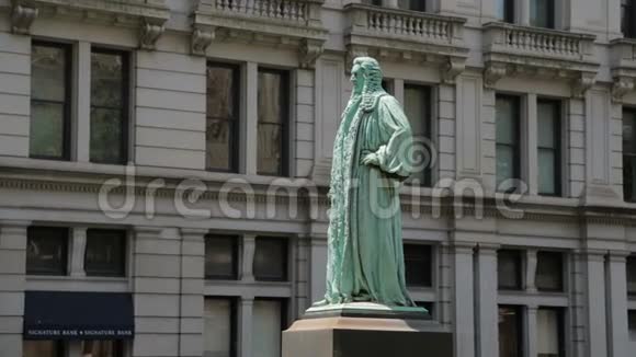 纽约市曼哈顿约翰瓦茨雕像侧景视频的预览图