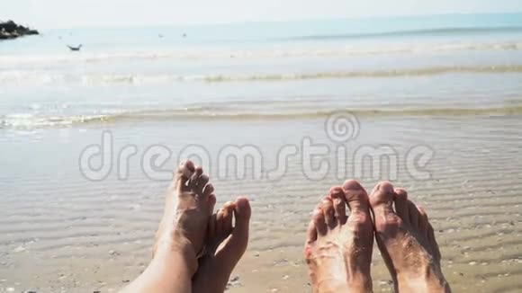 男人和女人的腿靠在夏天的海滩上是时候旅行了空的文本位置视频的预览图