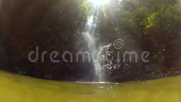 兰卡威岛瀑布视频的预览图