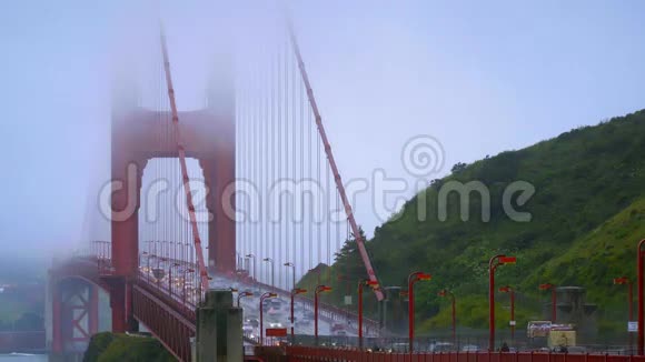 薄雾中的奇妙金门大桥旧金山加利福尼亚2017年4月18日视频的预览图