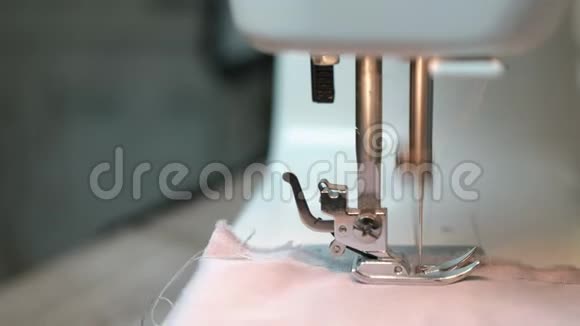 女士缝制轻织物上的缝纫机特写侧视视频的预览图