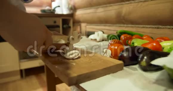 厨师的手穿白色衣服的人在切菜背景上的新鲜胡椒番茄黄瓜和绿色视频的预览图