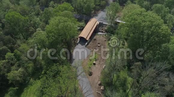重建铁路道路轨道新修覆盖桥的鸟瞰图视频的预览图