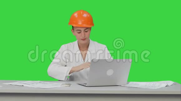 愤怒的女工程师戴着安全帽文件压力很大因为结果显示在绿色屏幕上彩色键视频的预览图