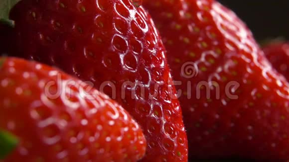 水滴滴在成熟的大草莓上视频的预览图