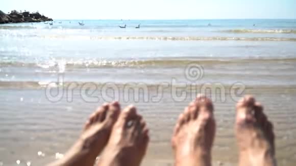 男人和女人的腿靠在夏天的海滩上是时候旅行了空的文本位置视频的预览图