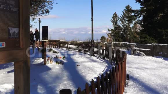 山顶的旧白雪覆盖公墓视频的预览图