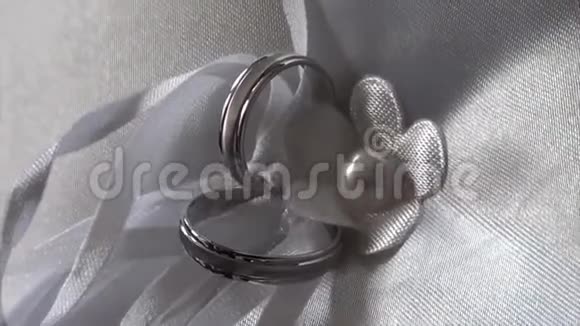 结婚戒指装饰爱情枕头视频的预览图