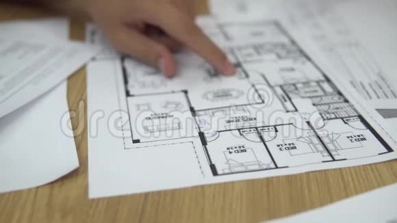 办公场所的建筑师和客户提供有关建筑和使用纸张的信息视频的预览图