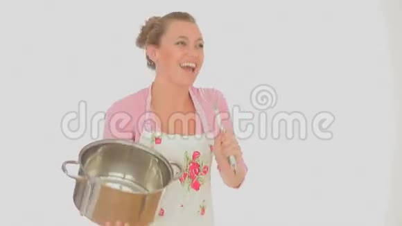 金发女人玩厨房设备视频的预览图