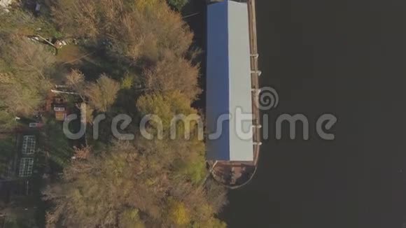 空驳船的鸟瞰图视频的预览图