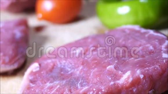 牛肉牛排砧板和台面上的地面肉视频的预览图