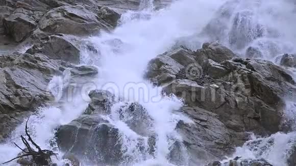 近距离的石头和喷雾风暴的山河在缓慢的运动与跟踪布线全球变暖的概念视频的预览图