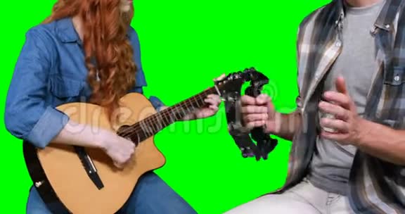 演奏吉他和手鼓的音乐家视频的预览图