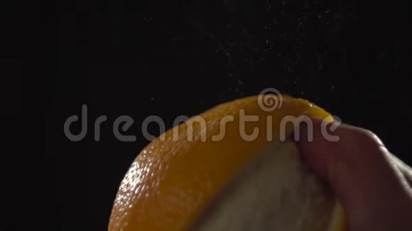 手指把果皮和橘子分开视频的预览图