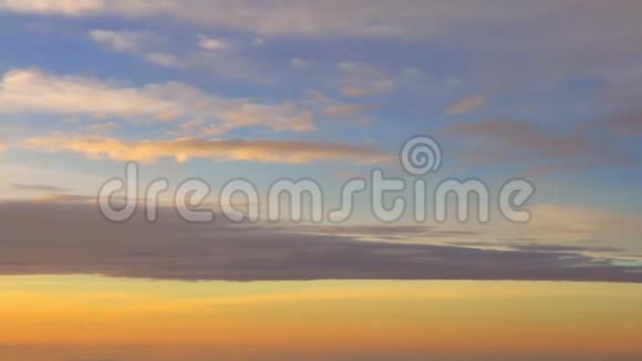 透过日落的飞机窗欣赏美丽的天空和云彩视频的预览图
