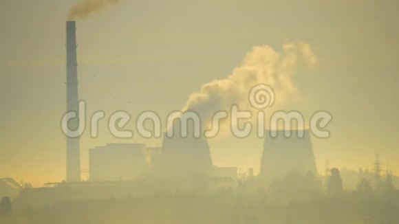 烟雾中的工厂综合体视频的预览图