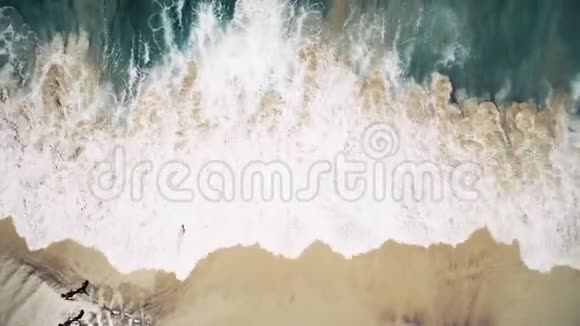 海浪及沙滩的高空俯拍景观视频的预览图