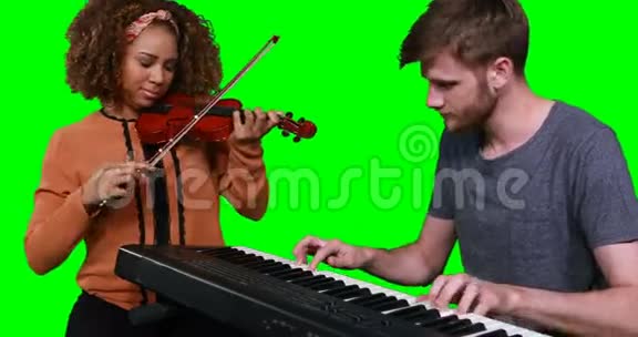 演奏钢琴和小提琴的音乐家视频的预览图