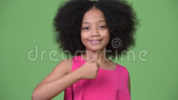 年轻可爱的非洲女孩有一头非洲头发竖起大拇指视频的预览图