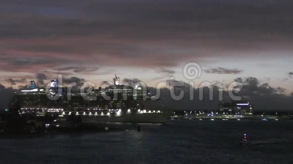 游轮在清晨抵达港口视频的预览图