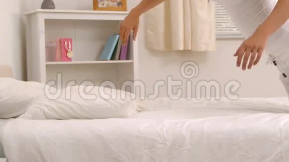 女人倒在床上视频的预览图