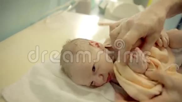 刚出生的孩子穿着新衣服视频的预览图