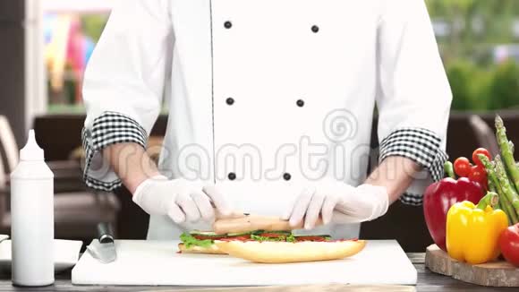 厨师手准备三明治视频的预览图