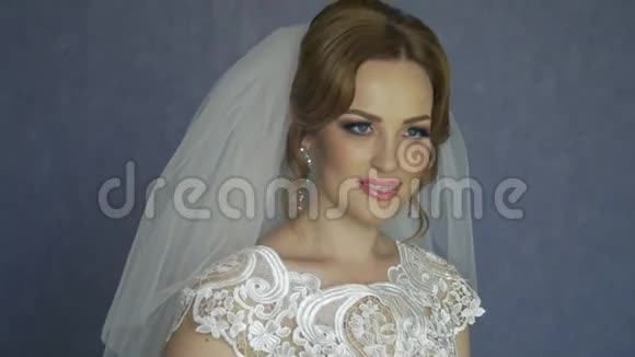 美丽的新娘时尚的婚礼发型白色背景年轻漂亮新娘的特写肖像婚礼视频的预览图