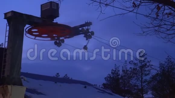 在寒冷的天气里在滑雪场工作一个提椅的过程视频的预览图