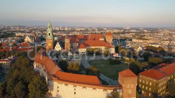 波兰克拉科夫皇家瓦维尔大教堂和城堡鸟瞰图日落时有维斯图拉河公园庭院和游客视频的预览图