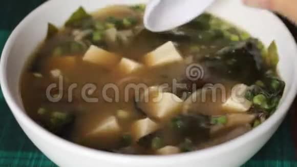 用白勺搅拌米索汤视频的预览图