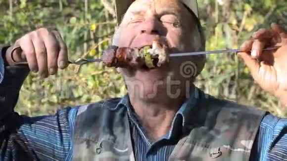 一个吃炸肉的老人视频的预览图