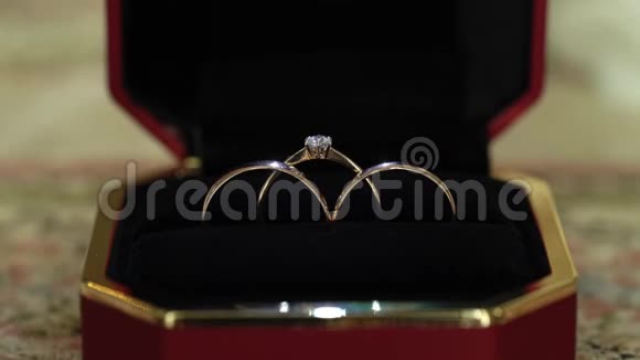 三枚红盒子里的结婚戒指视频的预览图