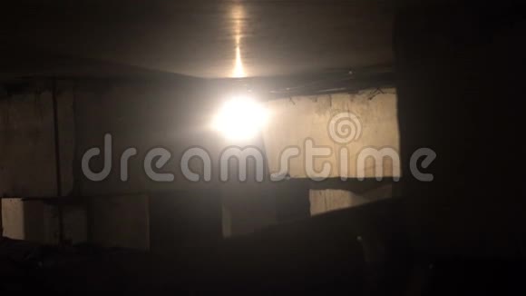 地下公用设施公寓住宅地下室之一的泥浆下水道使照明失效视频的预览图