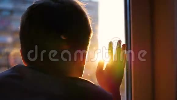 那家伙看着窗外的太阳在阳光的照射下视频的预览图