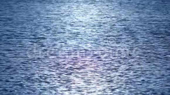深蓝的水面上有涟漪和阳光视频的预览图
