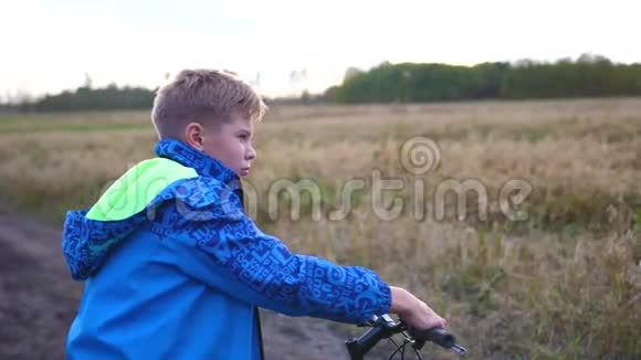 青少年骑自行车在新鲜空气中做运动旅行和积极娱乐视频的预览图