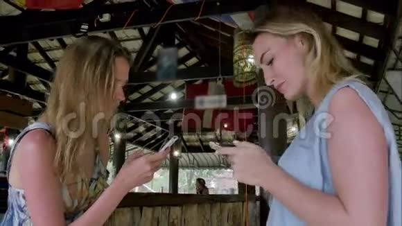 亚洲酒吧使用智能手机的漂亮女孩视频的预览图